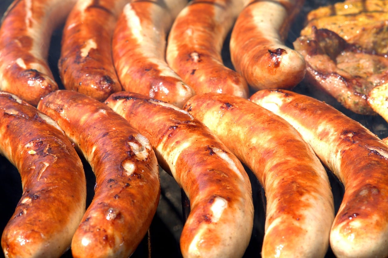 Przetworzone produkty mięsne, takie jak kiełbasa, w kontekście jakości mięsa i zdrowego odżywiania
